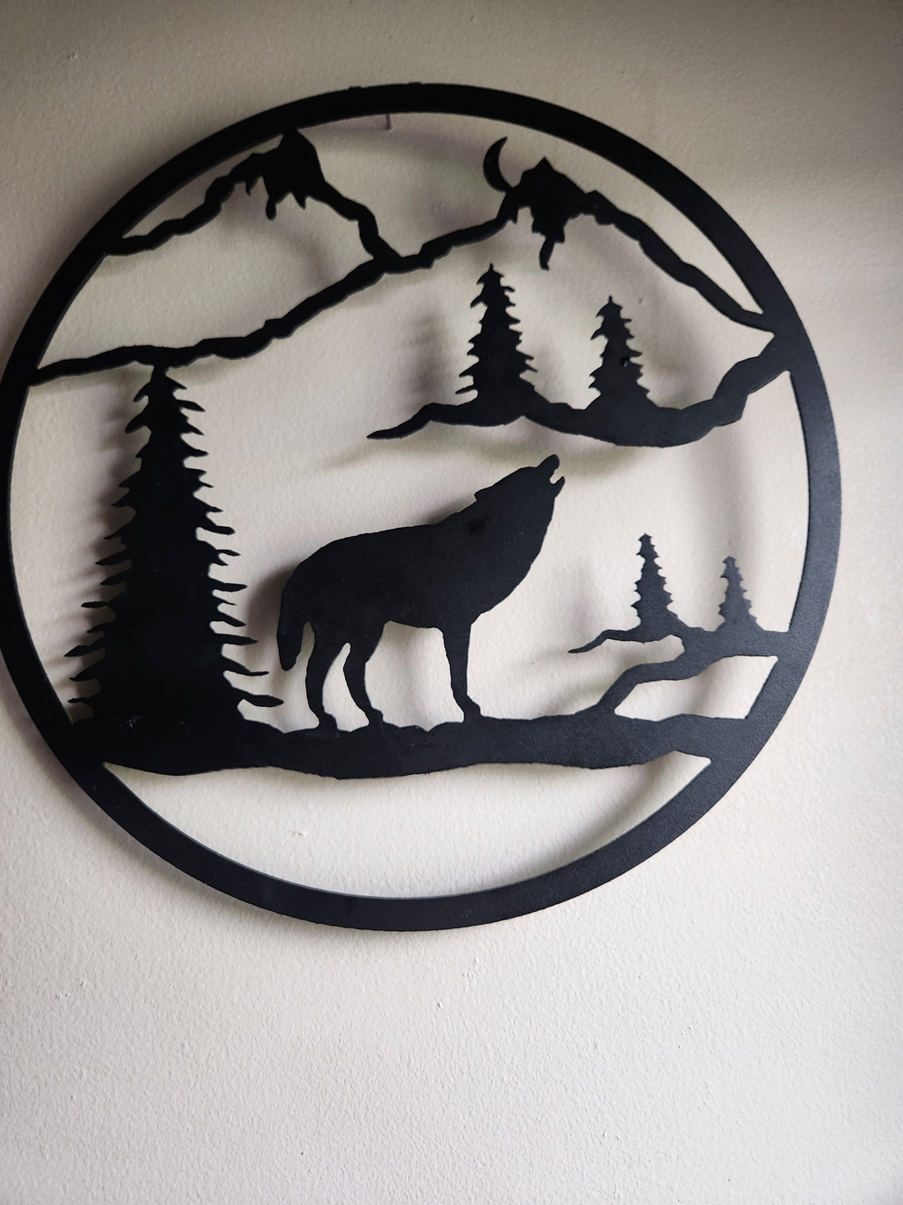 Black Metal Wolf Round Wall Art - Rustic Home Décor